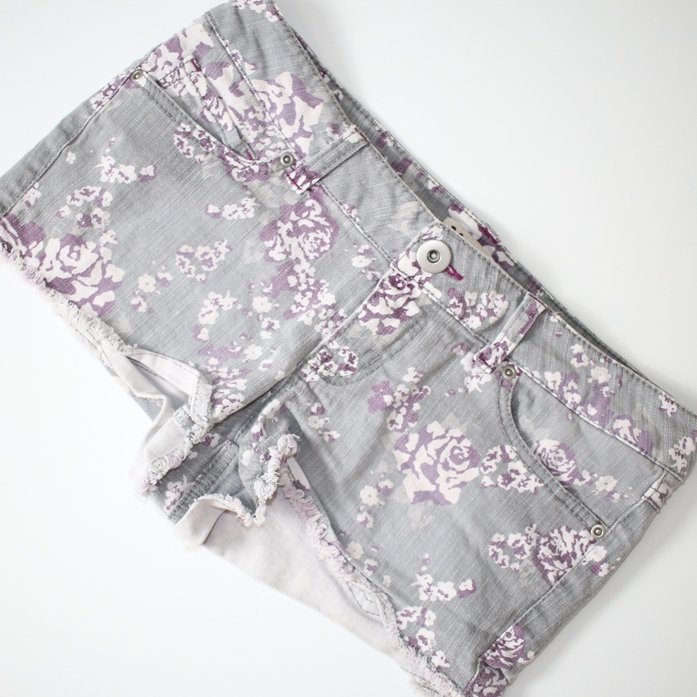 Mudd Gray Floral Low-Rise Denim Shorts - Picture 2 of 8